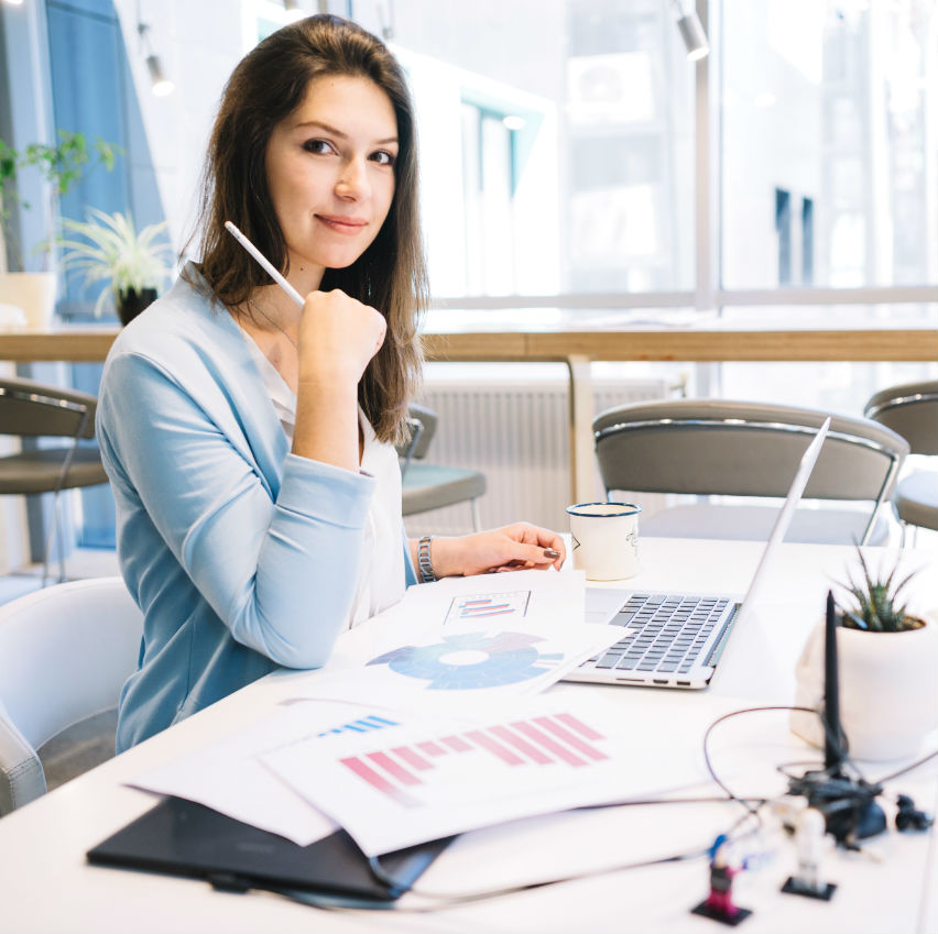 Une jeune cadre dans son bureau