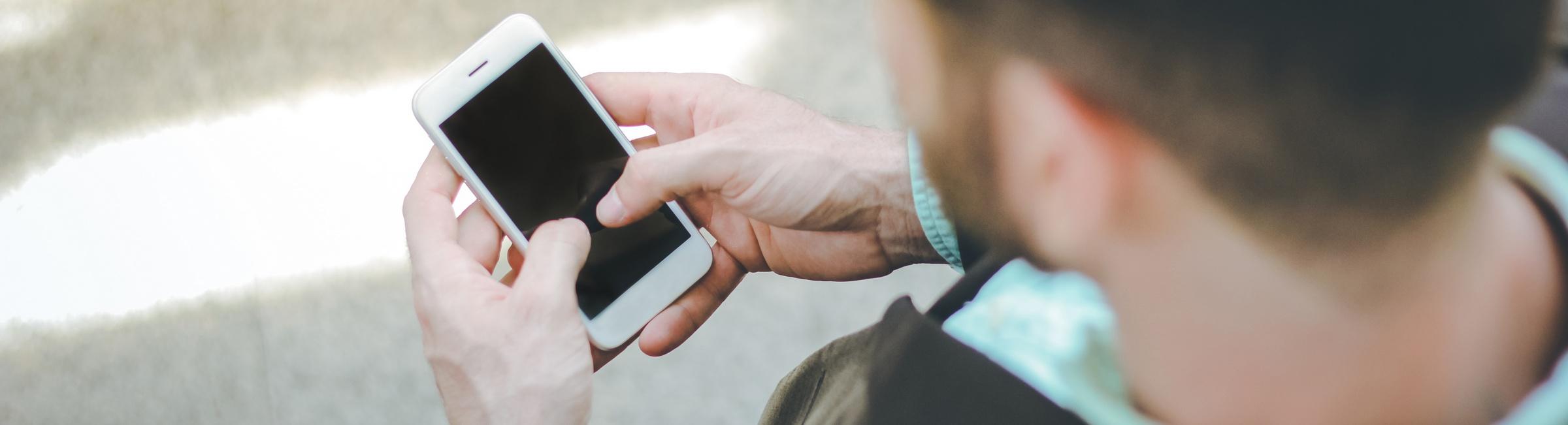 Un candidat contacte une agence d'emploi avec son smartphone